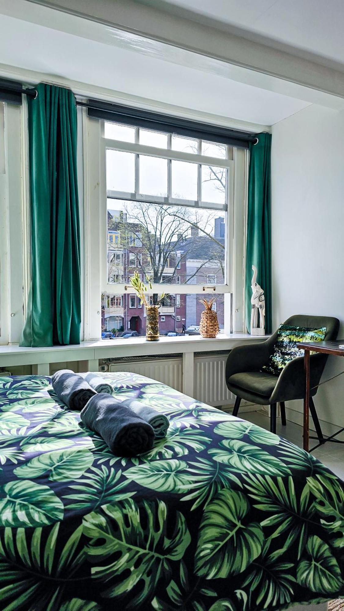 Large En-Suite Room In Historic Canalhouse From 1729 Amsterdam Exterior photo